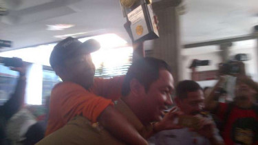 Wali Kota Semarang menggendong penyapu jalan bernama Mulyadi