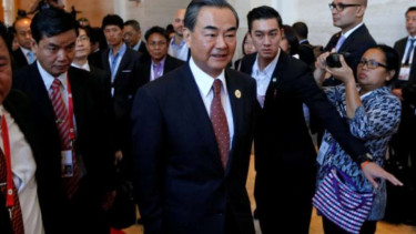 Menteri Luar Negeri China Wang Yi saat baru saja tiba untuk menghadiri pertemuan Menlu ASEAN di Vientiane, Laos.