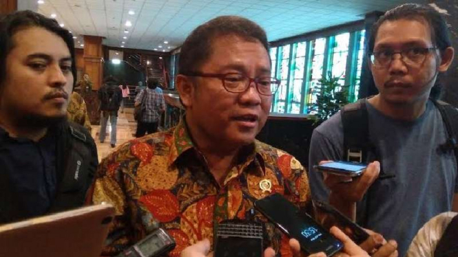 Menkominfo Rudiantara (tengah)