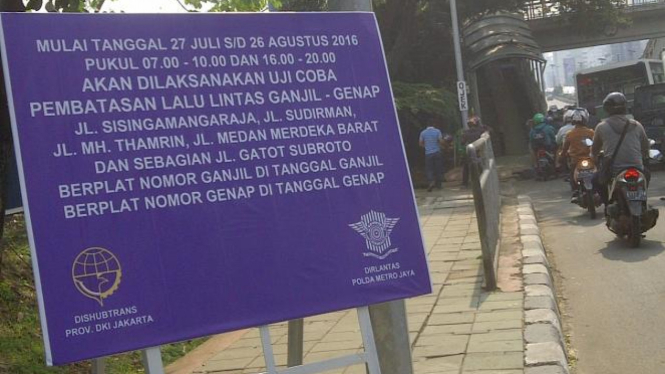 Aturan ganjil genap di jalan.