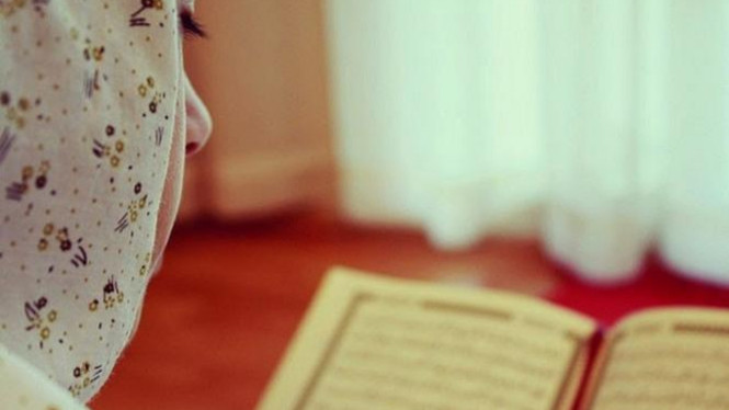 Ilustrasi ibu membaca atau tadarus Alquran.