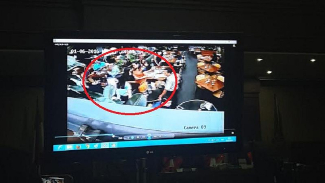 Jessica terlihat di CCTV Kafe Olivier.