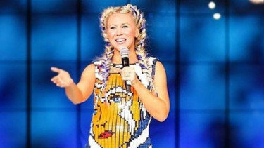 Ashley Eckstein dengan gaun lego