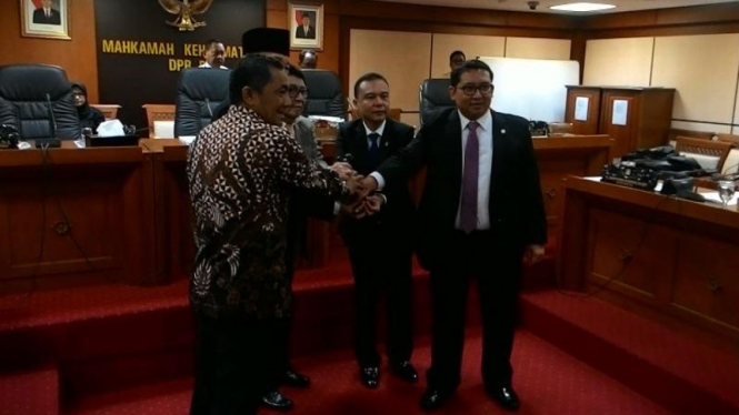 Ketua MKD Sufmi Dasco Ahmad  (tengah).