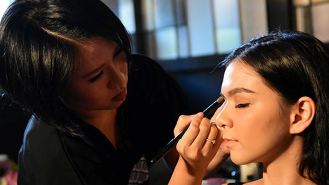 Tutorial make up oleh Make-up Artist Christin Marta
