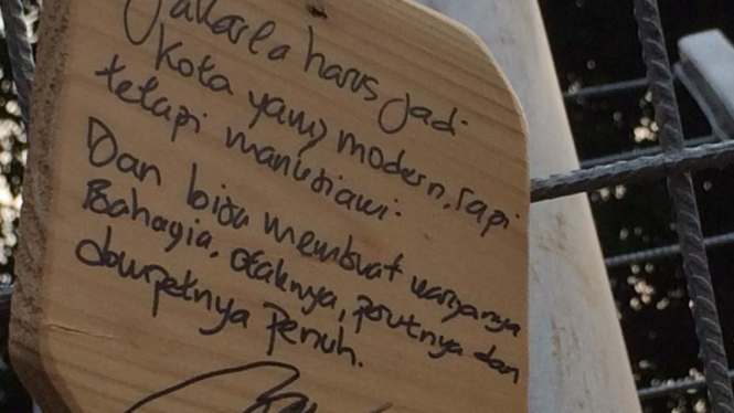 Tulisan Ahok saat meresmikan taman di depan Istana.
