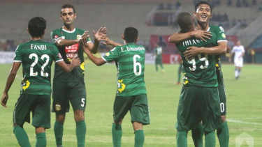 Para pemain Bhayangkara Surabaya United merayakan gol