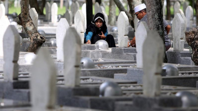 Ziarah di suatu pemakaman umum.