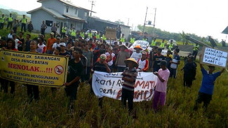 Takut Jalanan Rusak Warga Demo Galian C di Sungai Pemali
