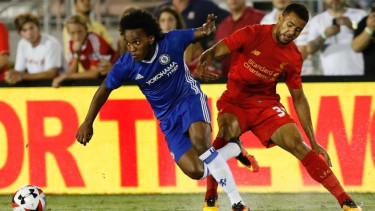 Gelandang Chelsea, Willian (kiri)