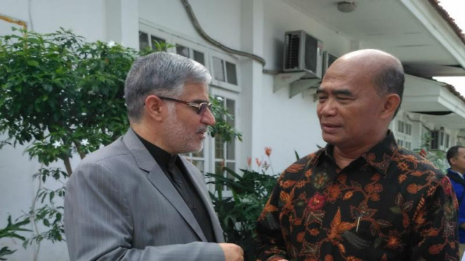 Mendikbud Muhadjir Effendi (kanan)