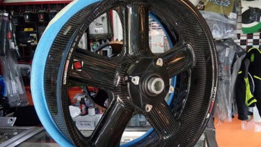 Pelek racing berbahan serat karbon