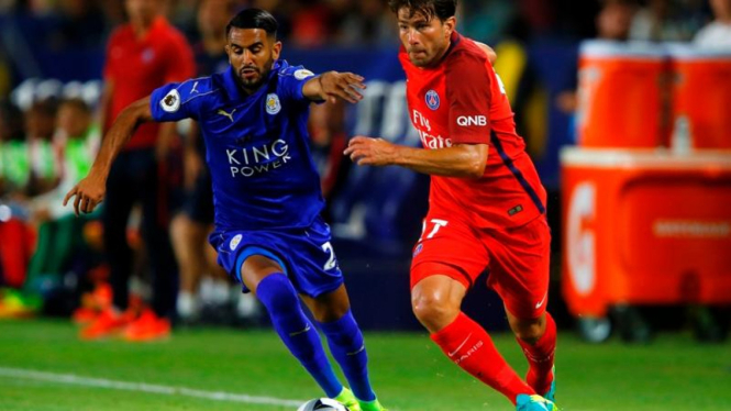 Winger Leicester City, Riyad Karim Mahrez (kiri)
