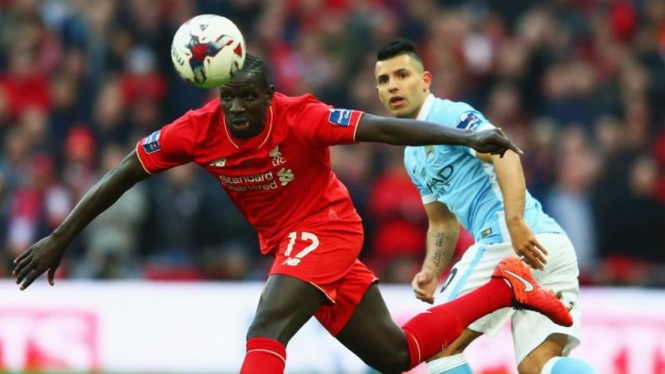 Mamadou Sakho (kostum merah) 