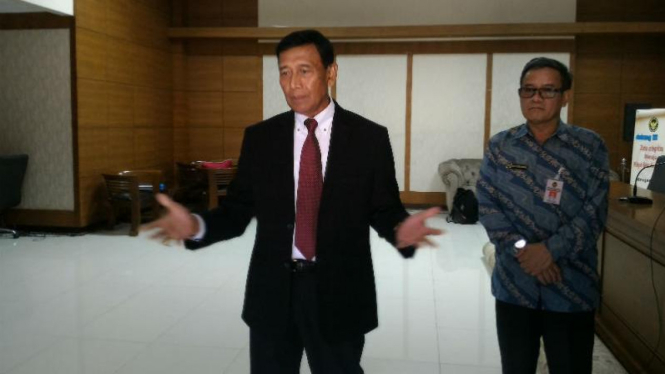 Menteri Koordinator Politik, Hukum, dan Keamanan, Wiranto.