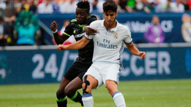 Gelandang muda Real Madrid, Marco Asensio (kanan)