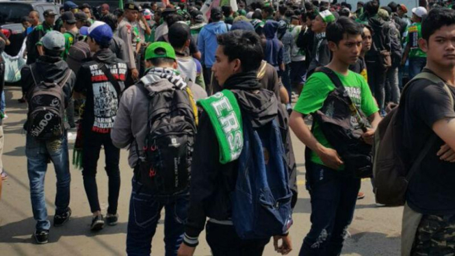 Suporter Persebaya Surabaya atau Bonek tiba di Jakarta.