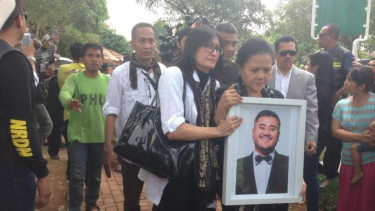 Mike MOhede dimakamkan