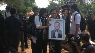 Mike Mohede dimakamkan