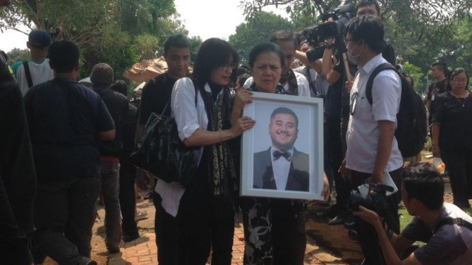 Mike Mohede dimakamkan