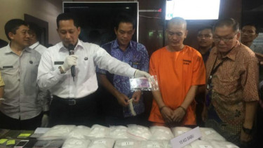 Kepala BNN, Komjen Budi Waseso, saat memperlihatkan barang bukti narkoba.