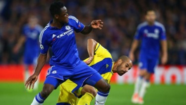 Pemain belakang Chelsea, Baba Rahman (kostum biru)