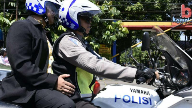 Wakil Walikota Depok, Pradi Supriatna dibonceng polisi