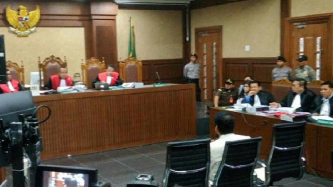 Dokter Slamet Purnomo bersaksi di ruang sidang.