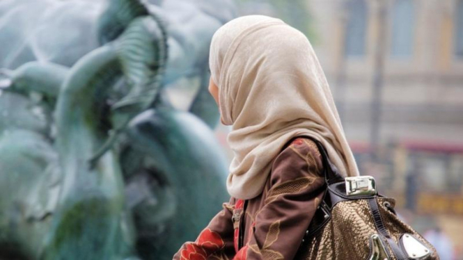 Wanita berhijrah.