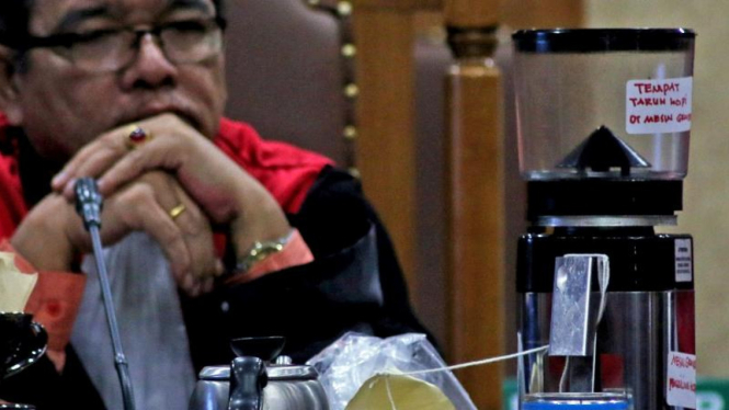 Barang bukti kasus pembunuhan atas Wayan Mirna Salihin