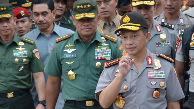 Kapolri Jenderal Tito Karnavian (kanan) dan Panglima TNI 