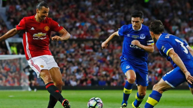 Penyerang Manchester United, Zlatan Ibrahimovic (kiri)