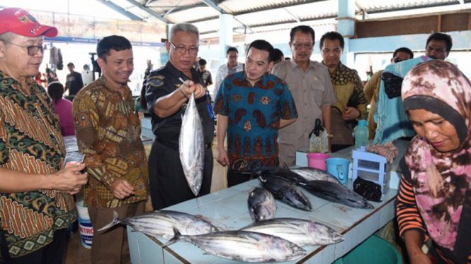 Wakil Ketua Komisi IV Daniel Johan bersama 17 orang anggota Dewan 