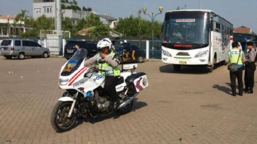 Polisi kawal bus pengangkut Bonek.