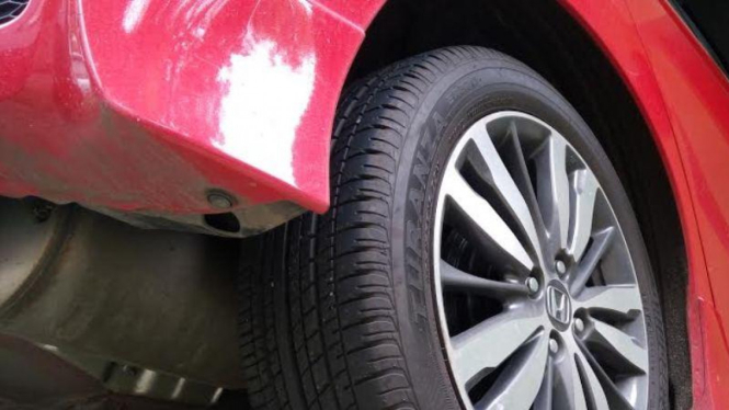 Bersihkan kolong mobil secara berkala. 