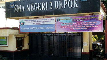 Spanduk untuk menanggapi percaloan di SMKN 2 Depok