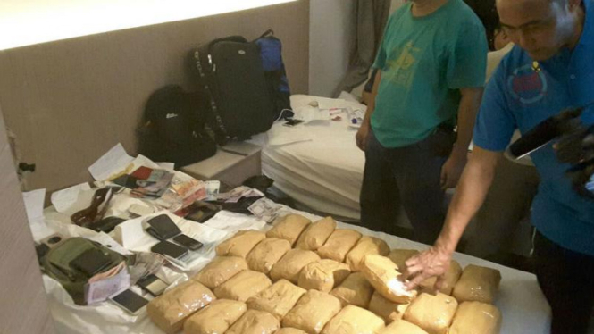 BNN saat menggerebek bandar narkoba di Hotel Orchardz, Gunung Sahari.