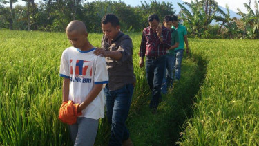 Ganjar saat menunjukkan lokasi pembunuhan.