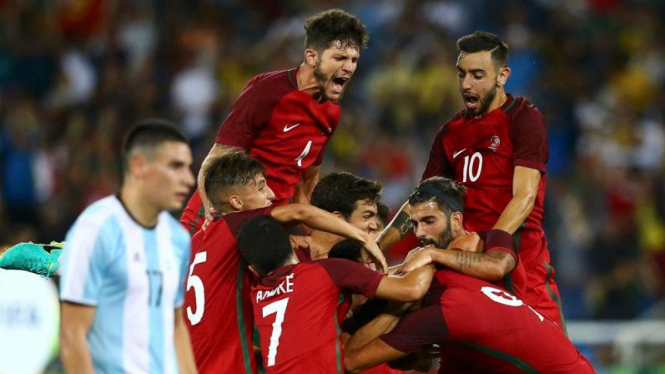Para pemain Timnas Portugal merayakan gol