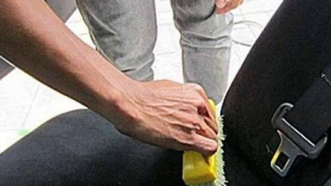 Bersihkan jok mobil