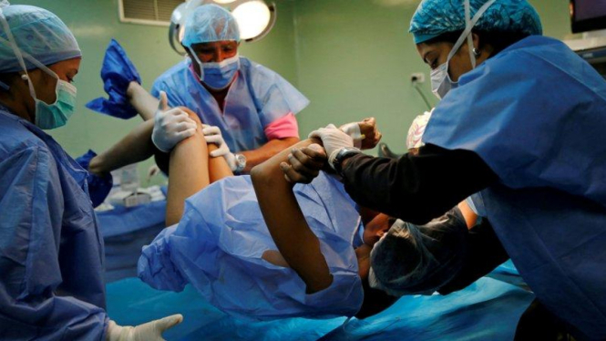 Tim dokter bedah medis. 