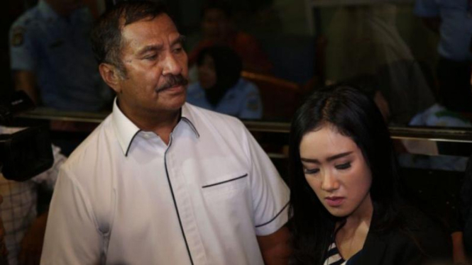 ayah dari Amri yaitu Abdullah Tuasikal dan Cita Citata.