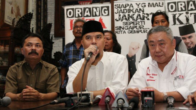 Musisi Ahmad Dhani bersama perwakilan warga Kampung Aquarium yang tergabung dalam gerakan 'Orang Kita' mendeklarasikan dukungan kepada Rizal Ramli untuk maju di Pilkada DKI Jakarta 2017, Jumat (5/8).