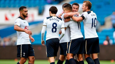 Para pemain Tottenham Hotspur merayakan gol.