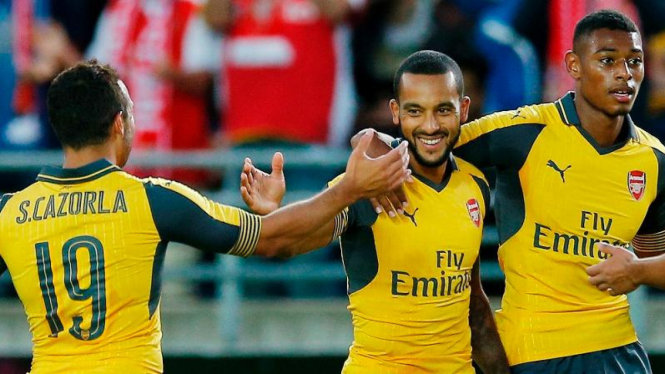 Striker Arsenal, Theo Walcott (tengah), merayakan gol.
