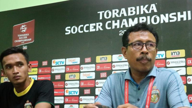 Pelatih Bhayangkara FC, Ibnu Grahan (kanan)