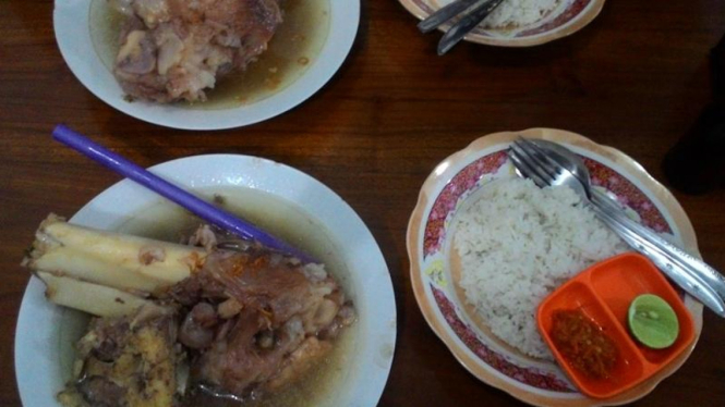 Masakan Kaldu Dengkul Sapi di Depot Kaldu Al-Ghozali, Sampang, Madura