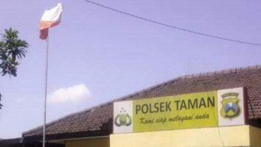 Bendera merah putih yang terbalik.