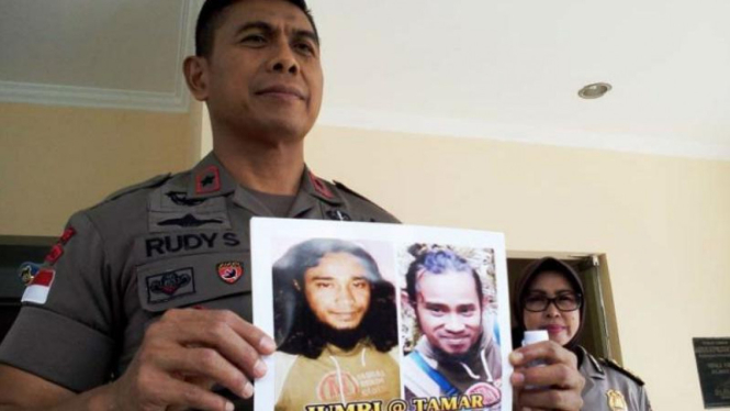 Kapolda Sulteng, Brigjen Rudy Sufahriadi menunjukan DPO jaringan Santoso.