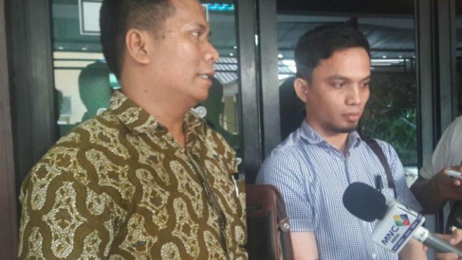 Hebert Aritonang (kiri), kuasa hukum siswi magang korban pencabulan.